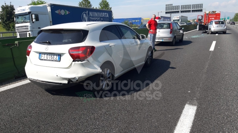 COLLEGNO - Pauroso incidente in tangenziale: tre auto coinvolte, una ragazza ferita