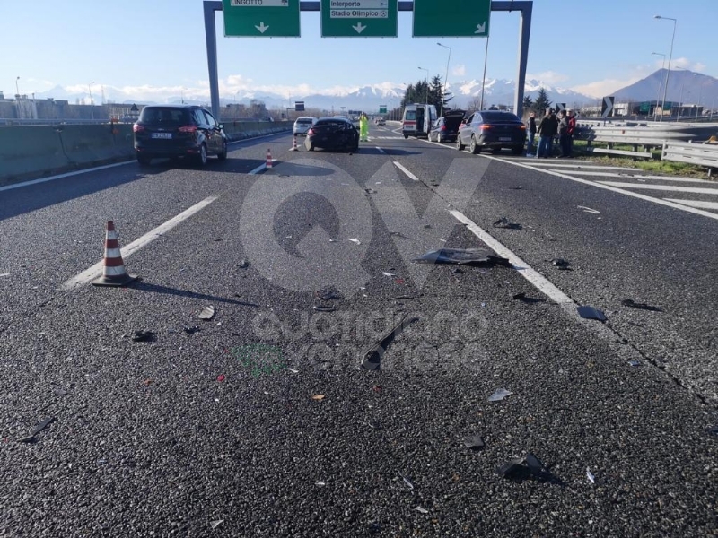VENARIA - Incidente in tangenziale: due auto coinvolte e cinque feriti