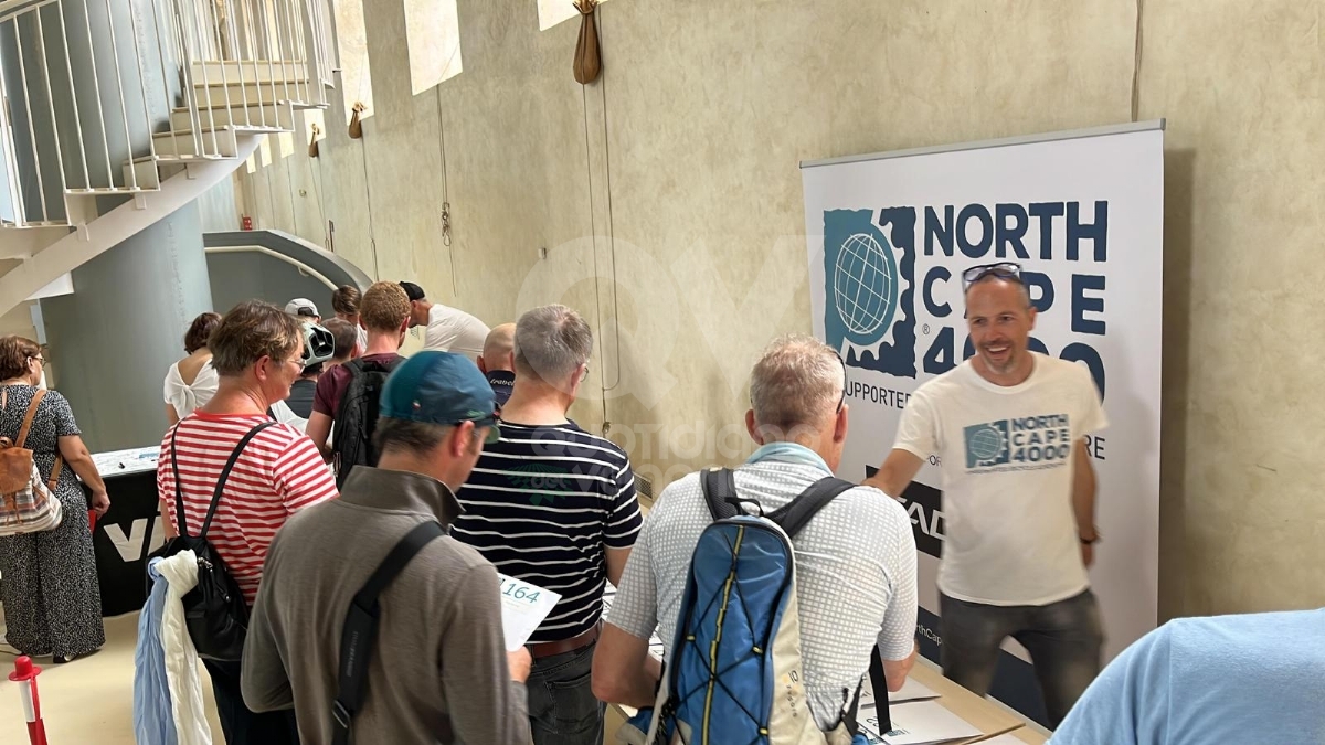 VENARIA - In 250 alla partenza in Reggia della «North Cape 4000» di cicloturismo - FOTO E VIDEO
