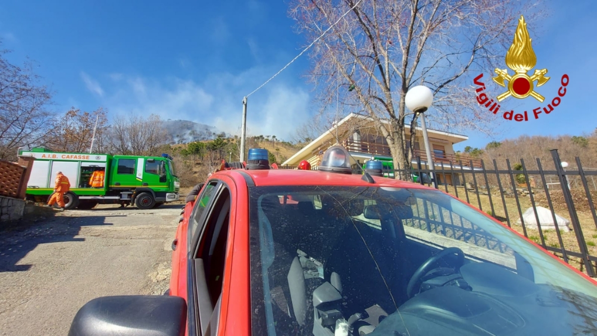GIVOLETTO-VAL DELLA TORRE - Incendio in fase di spegnimento: ora è caccia ai piromani - FOTO