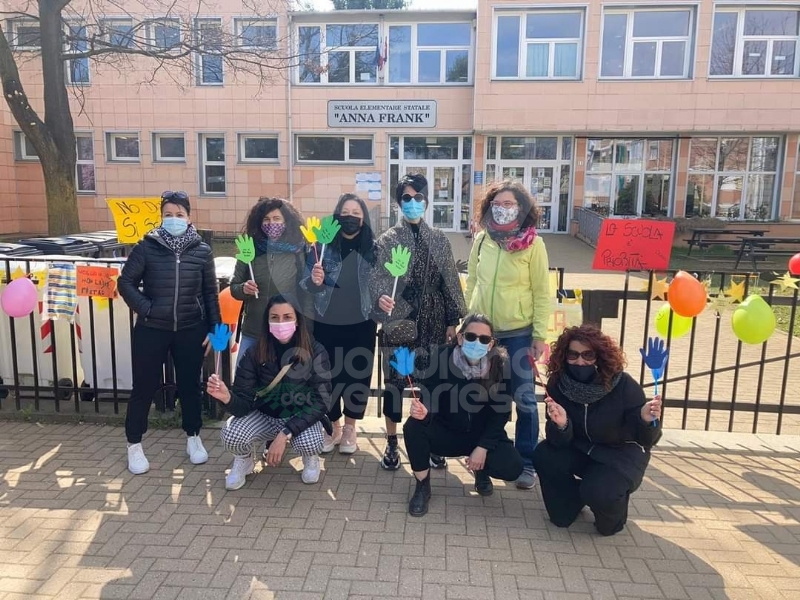 DRUENTO - Corde, palloncini e disegni: successo per il flash-mob per chiedere il ritorno in classe