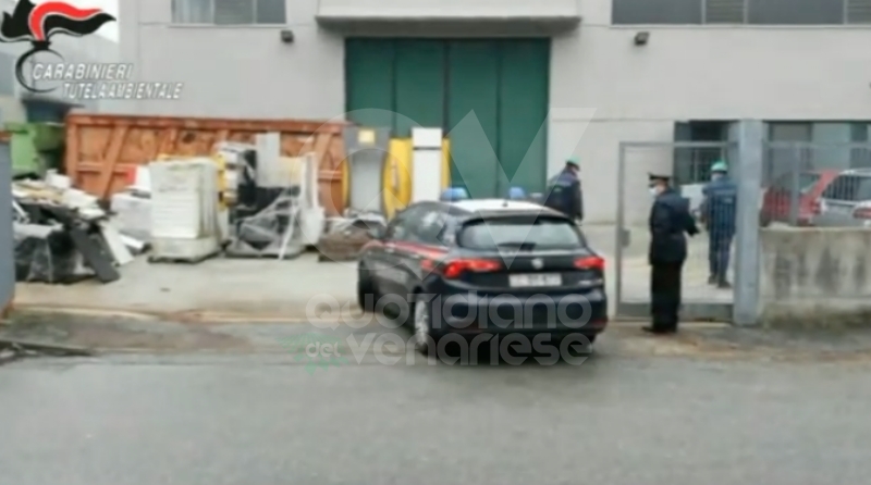 RIVOLI - La ditta di legnami stoccava rifiuti plastici e tessili: capannone sequestrato dai carabinieri