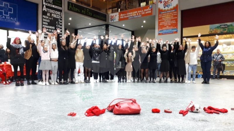 VENARIA - La pioggia non ha fermato le iniziative per la Giornata contro la violenza sulle donne