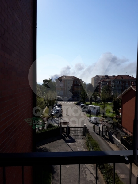 INCENDIO A SETTIMO - A fuoco una ditta, colonna di fumo visibile anche dalla tangenziale FOTO