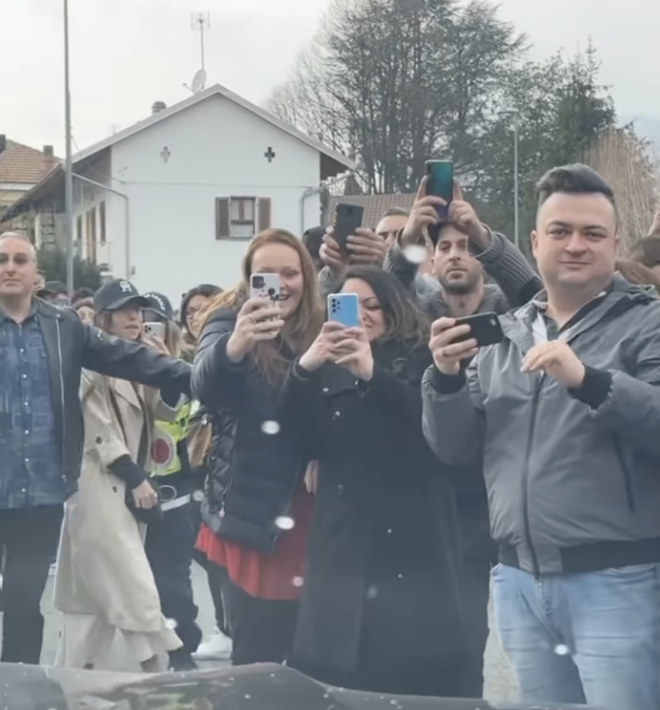 ALPIGNANO - Via Philips invasa di fans per l'arrivo a «Radio Manila» di Laura Pausini - FOTO