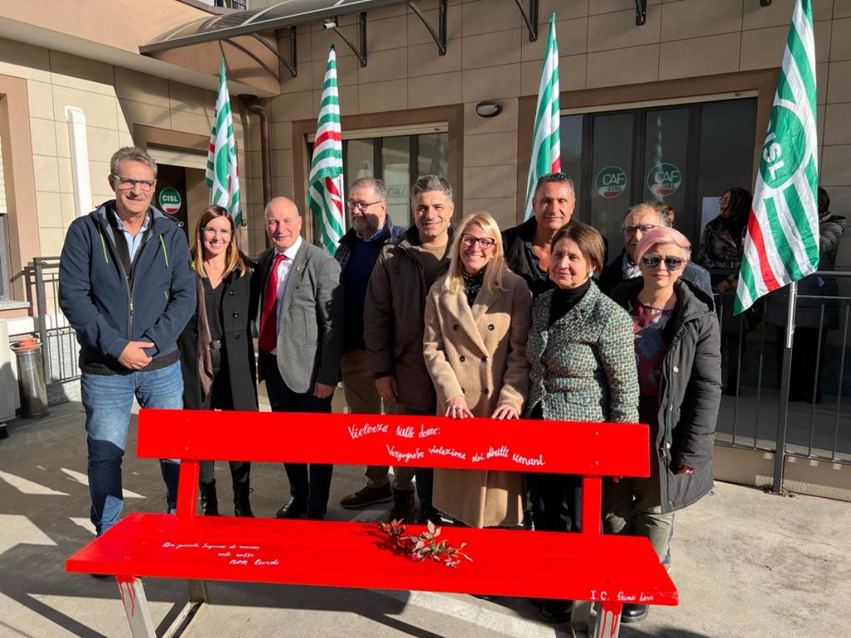 RIVOLI - Taglio del nastro della «panchina rossa» alla Cisl di Cascine Vica - FOTO