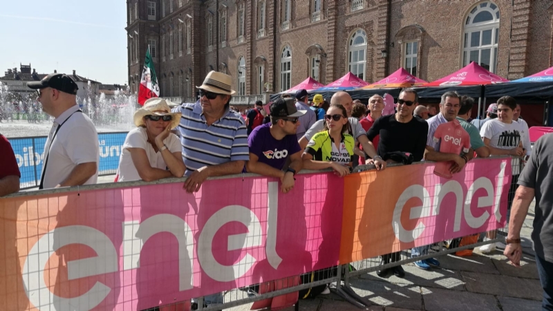 GIRO D'ITALIA A VENARIA - Grande folla per la carovana del Giro - FOTO