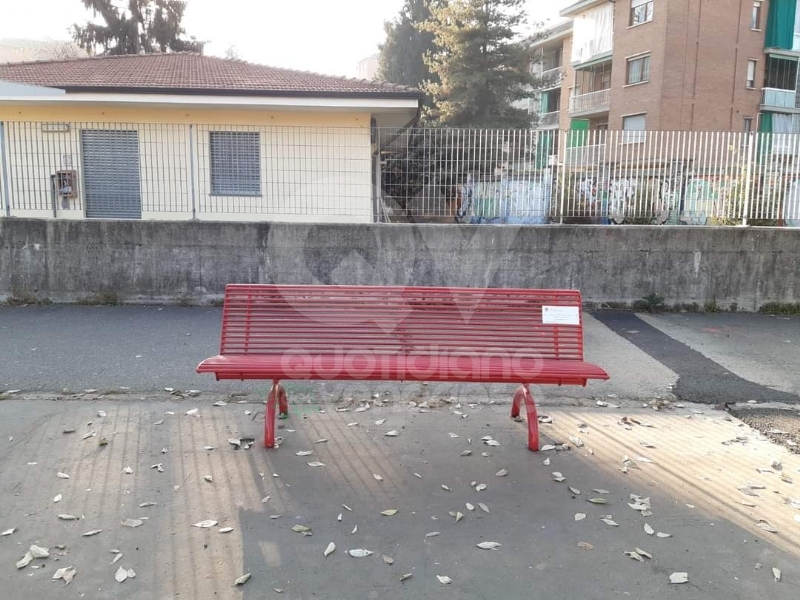 VENARIA - Sei panchine rosse per dire «NO» alla violenza sulle donne: dipinte dalla Factory