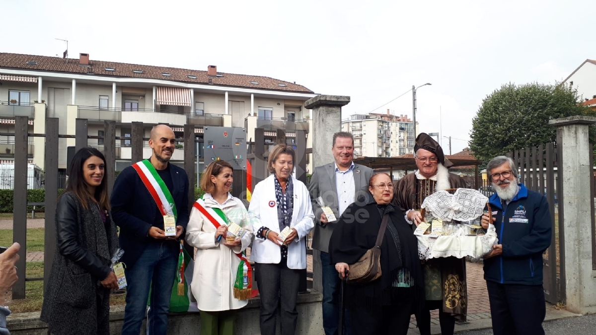 VENARIA - Intitolato alle «Città Gemellate» il giardino di viale Roma - FOTO