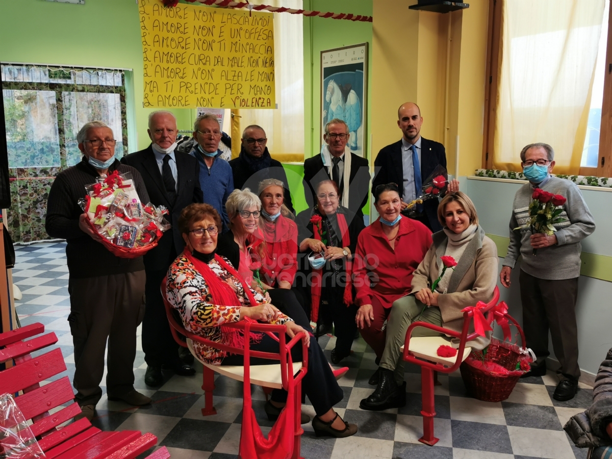 VENARIA - Panchine rosse, flash-mob, municipio «in rosso», dibattiti: le iniziative per dire «no» alla violenza contro le donne - FOTO