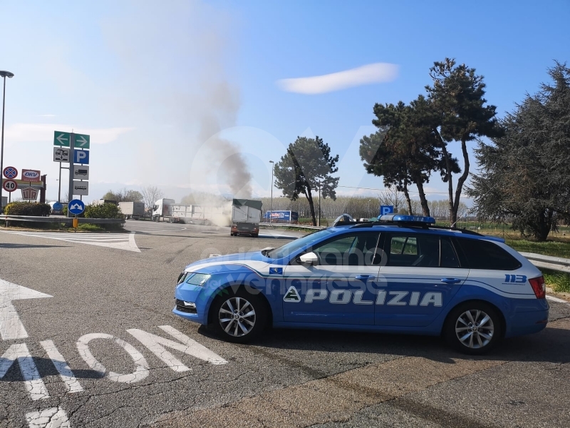 TORINO-BORGARO - Tir prende improvvisamente fuoco in tangenziale