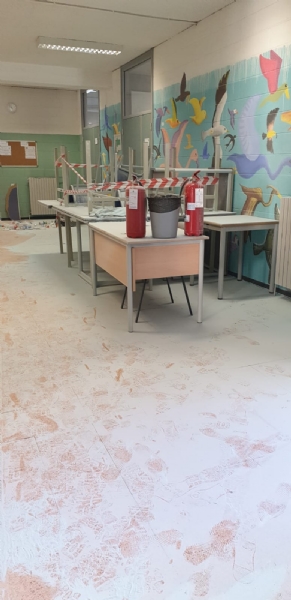 COLLEGNO - Idioti scaricano acqua ed estintori nelle aule della scuola: danni alla Gramsci - FOTO