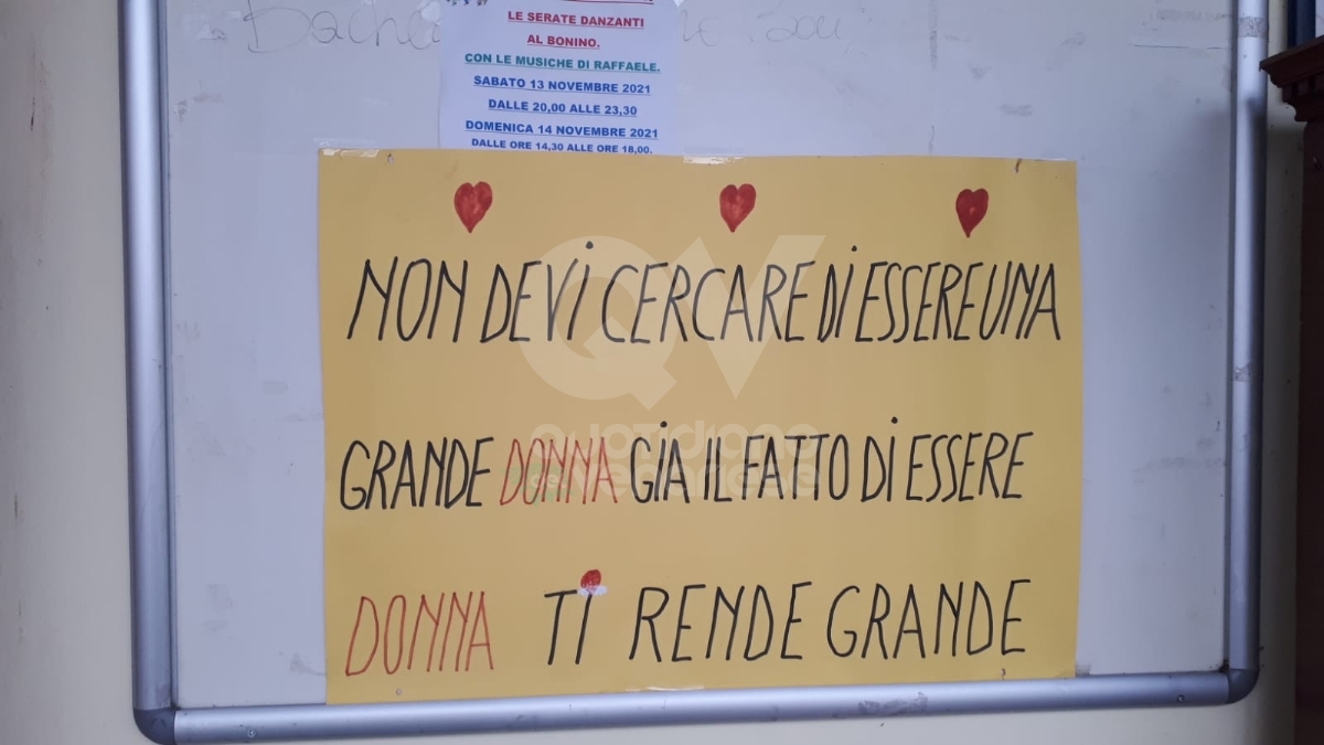VENARIA - Panchine rosse, flash-mob, municipio «in rosso», dibattiti: le iniziative per dire «no» alla violenza contro le donne - FOTO