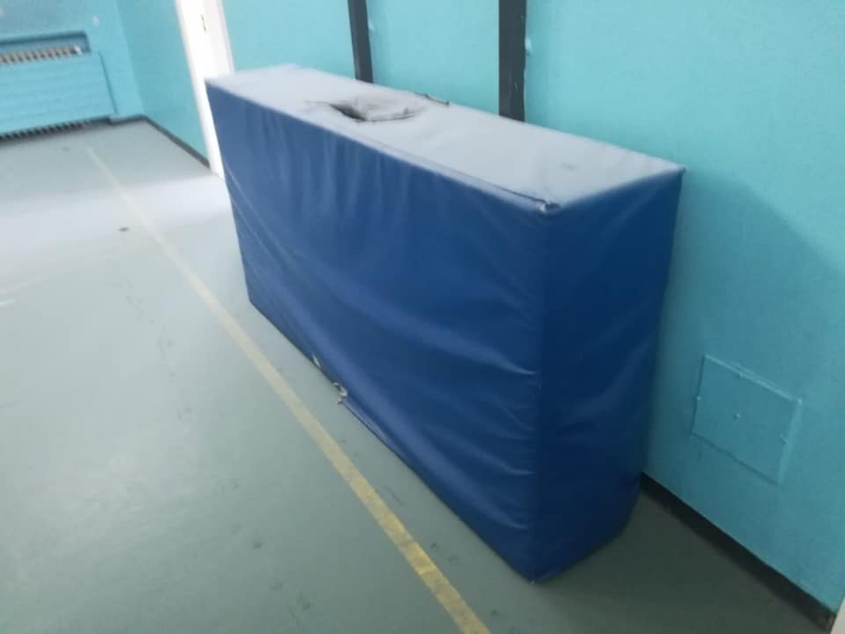 RIVOLI - Teppisti in azione alla primaria dell'IC Gozzano: scaricati gli estintori della palestra. Scuola chiusa per un giorno - FOTO