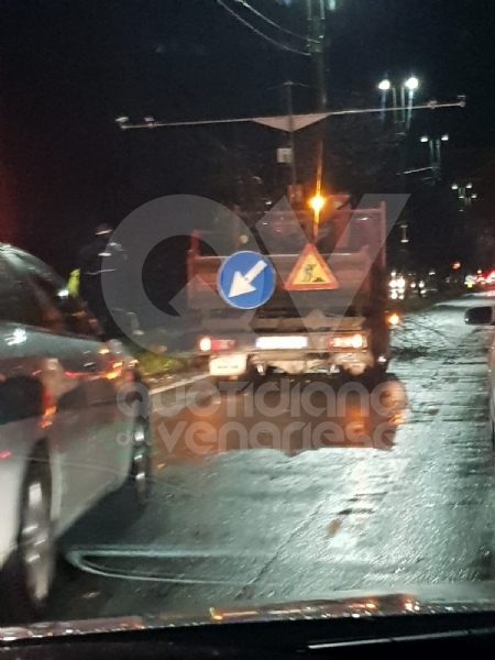 MALTEMPO - Albero e una insegna crollati sulle auto, strade allagate