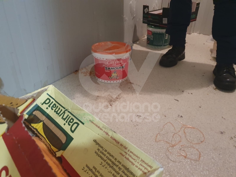 VENARIA - Cibo mal conservato e tasse non pagate: chiuso un negozio in via Mensa