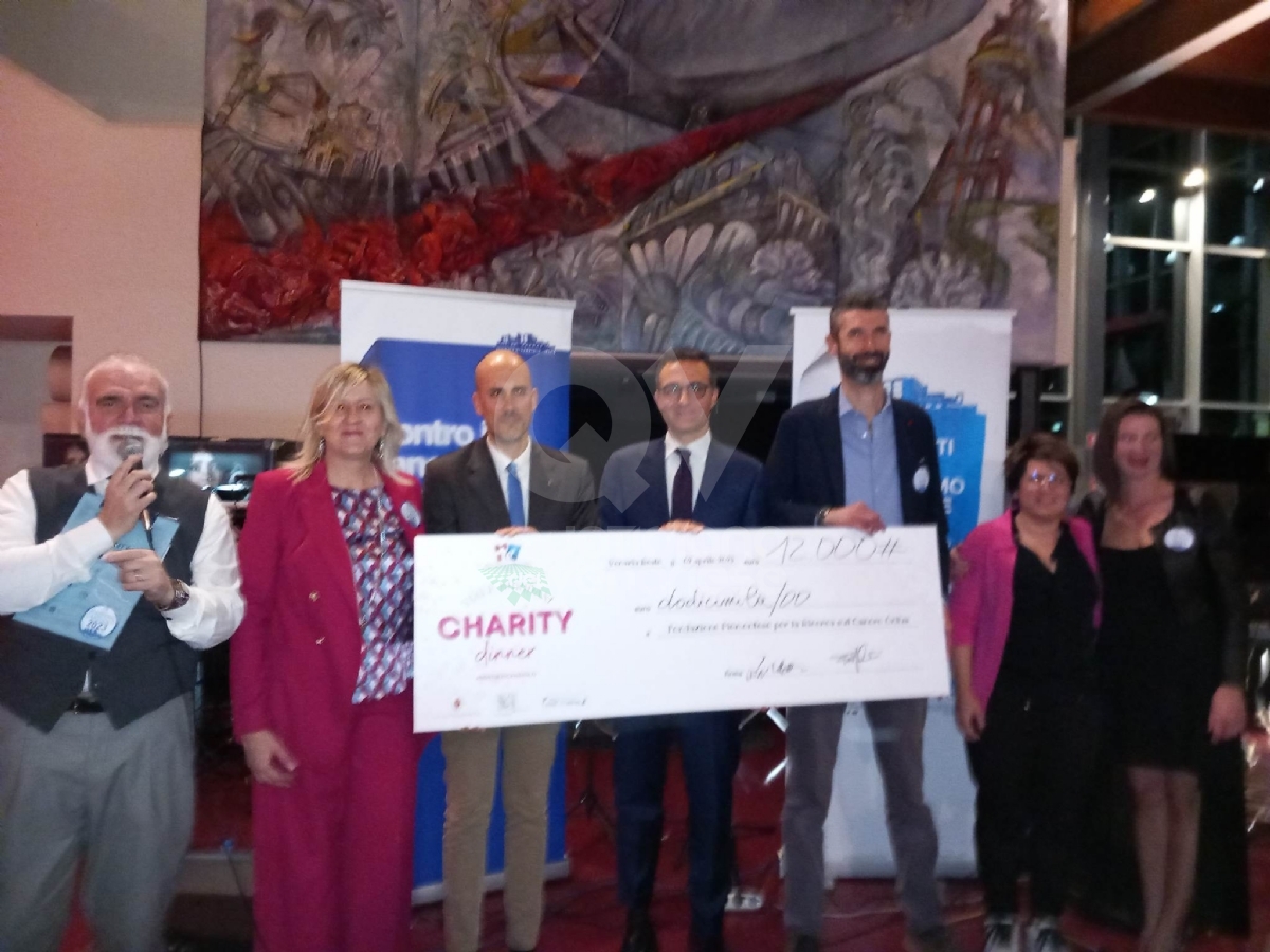 VENARIA - «Venaria Reale Charity Dinner»: 12mila euro alla Fondazione piemontese per la ricerca sul cancro - FOTO