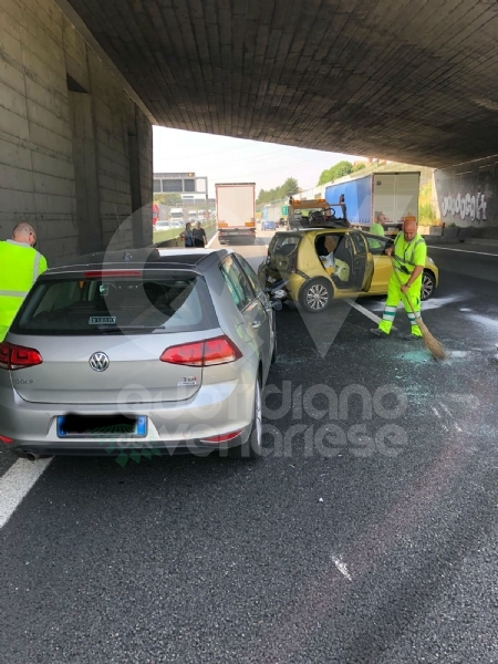 COLLEGNO - Incidente in tangenziale: tre veicoli coinvolti, un'auto ribaltata e quattro feriti