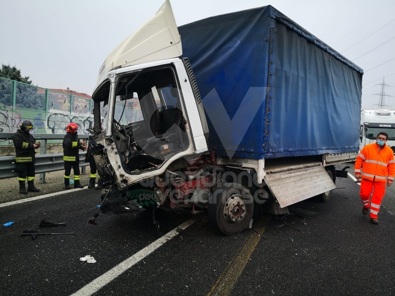 RIVOLI - Incidente in tangenziale: ferito autotrasportatore. Caos e lunghe code - FOTO