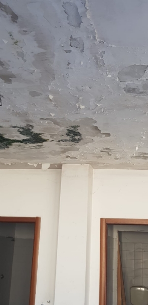 VENARIA - Muri pericolanti ed erba alta: degrado nel campo «naturale» del Don Mosso