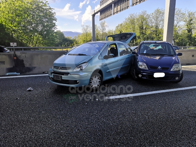 TANGENZIALE TORINO - Incidente a Collegno: tre auto coinvolte, tre feriti e traffico in tilt - FOTO