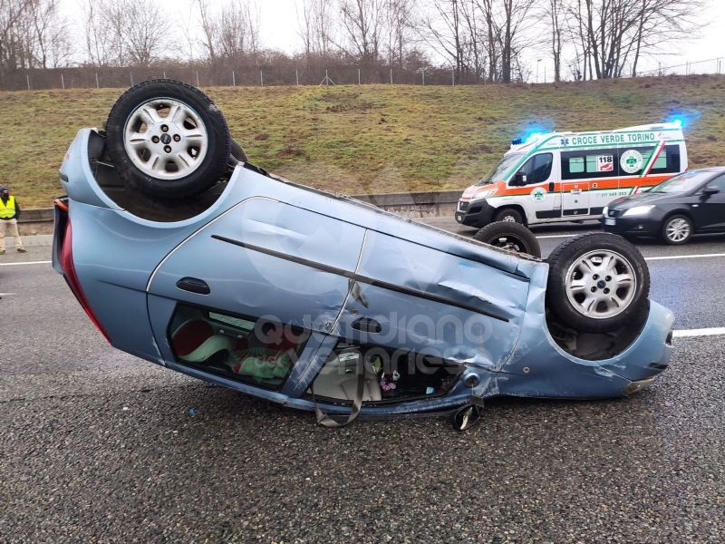 VENARIA - Auto si ribalta in tangenziale dopo lo scontro con un tir: donna ferita - FOTO