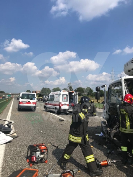 DELIRIO IN TANGENZIALE - Scontro fra due autocarri: un uomo incastrato, traffico bloccato