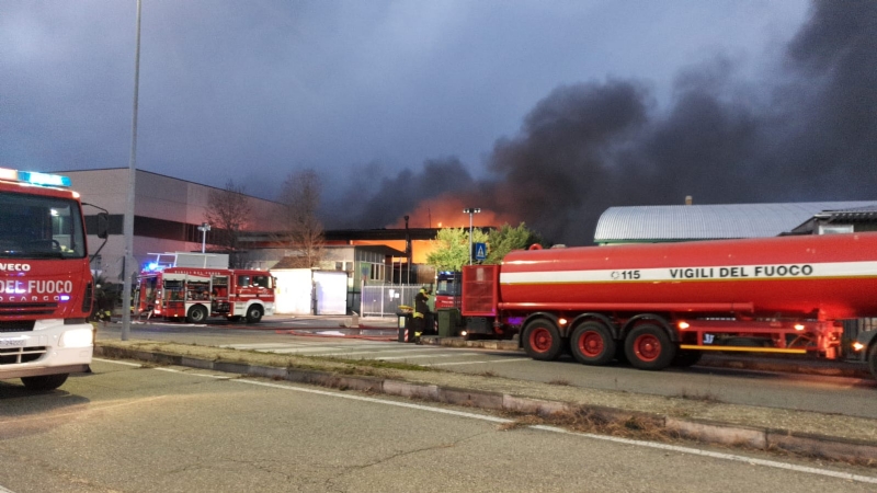 BORGARO - Incendio alla Reinol: per l'Arpa non ci sono pericoli per chi abita nelle vicinanze