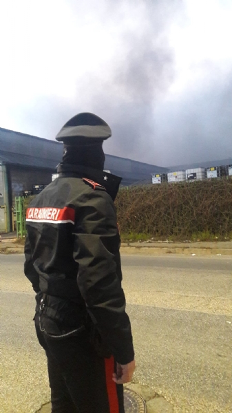 BORGARO - Incendio in azienda: colonna di fumo e aria irrespirabile - FOTO