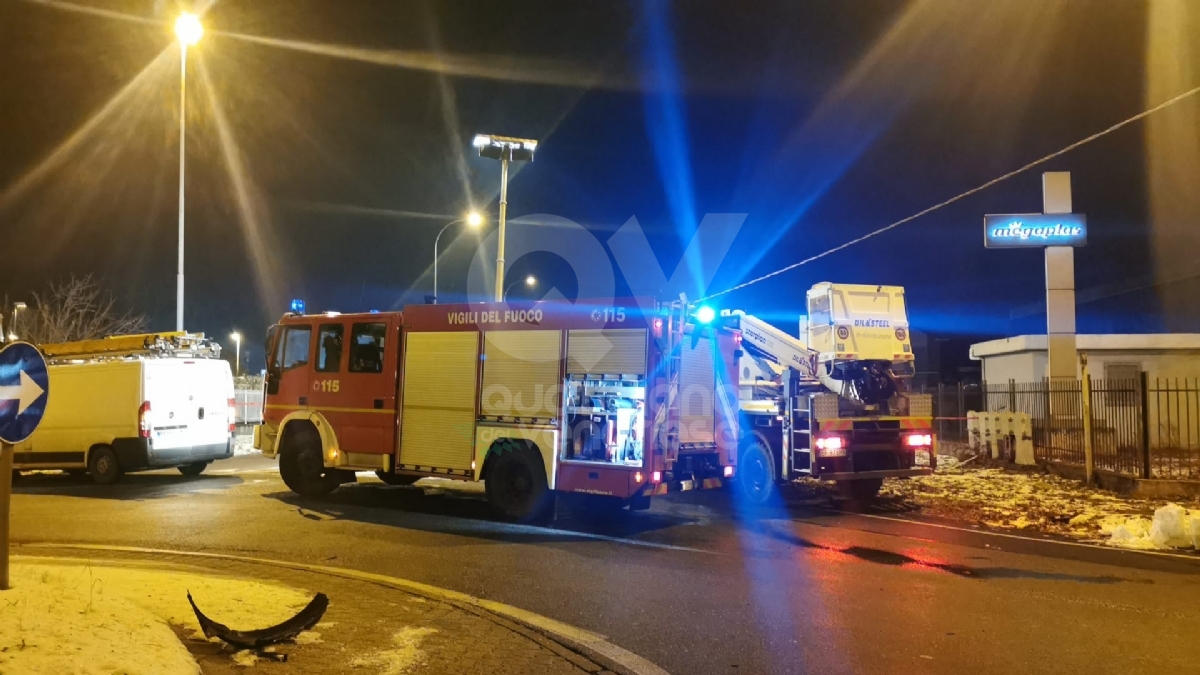 BORGARO - Incidente in via Lanzo: automobilista muore nell'auto che si ribalta e si schianta contro un palo - FOTO