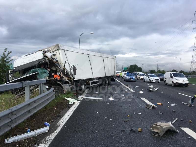 RIVOLI-COLLEGNO - Doppio incidente in tangenziale: auto contro guardrail e tir su una scarpata