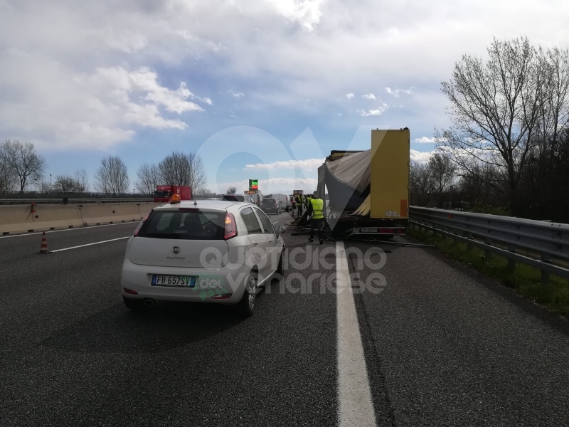 RIVOLI - Scontro fra due tir e un'auto in tangenziale: una persona finisce in ospedale