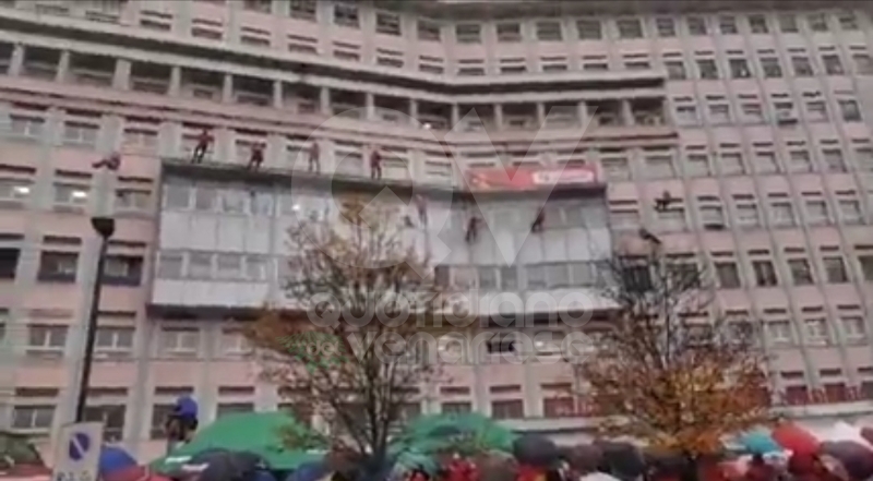RADUNO DEI BABBI NATALE - In migliaia anche della nostra zona per aiutare i bimbi del Regina