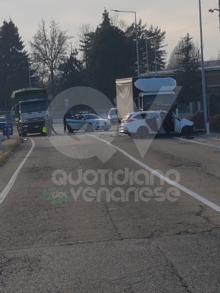 VENARIA - Scontro taxi-camion lungo la provinciale: un ferito FOTO
