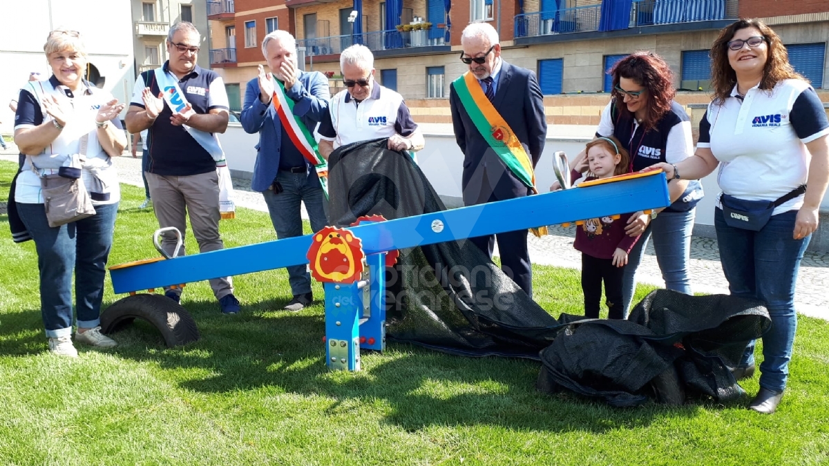 VENARIA - L'Avis dona alla Città un'area giochi in piazza Pettiti - FOTO