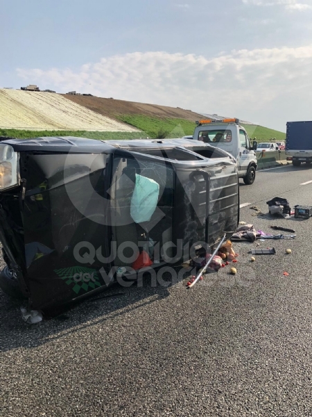 COLLEGNO - Doppio incidente in tangenziale: auto ribaltata, traffico in tilt.