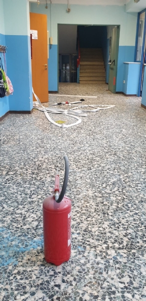 COLLEGNO - Imbecilli ancora in azione: dopo la Gramsci, vandalizzata anche la Cattaneo