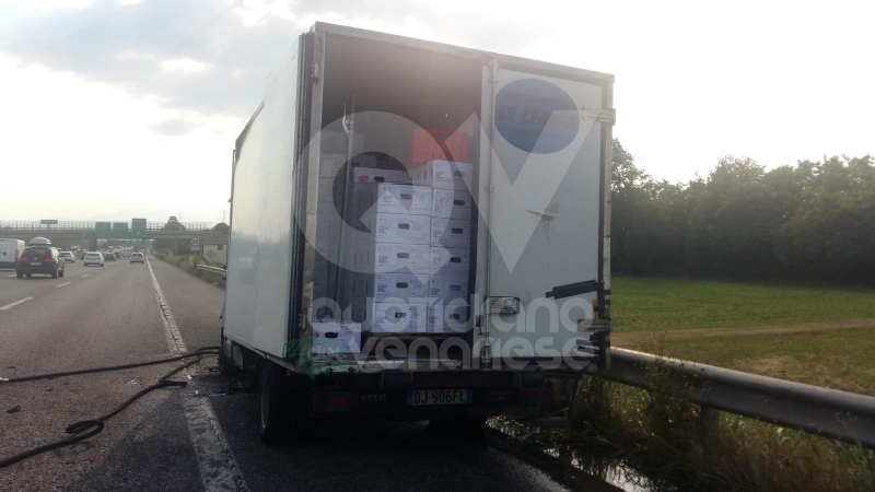 COLLEGNO - Furgone va a fuoco in tangenziale, e il traffico va in tilt