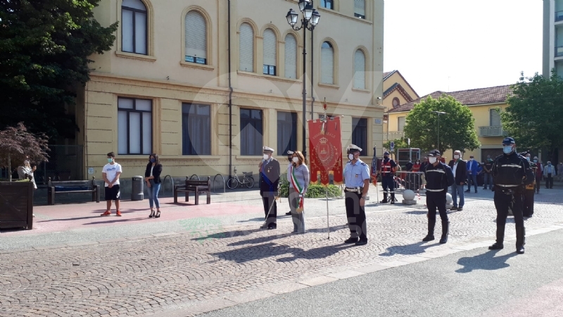VENARIA - Festeggiato il 2 giugno in città: una copia della Costituzione ai neo maggiorenni - FOTO