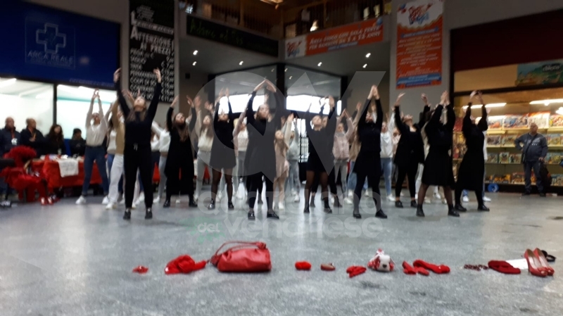 VENARIA - La pioggia non ha fermato le iniziative per la Giornata contro la violenza sulle donne