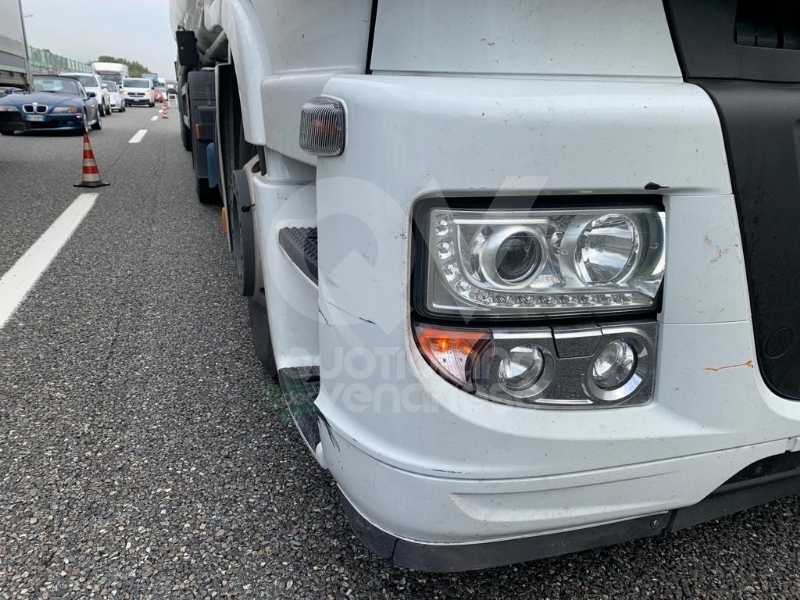 RIVOLI - Auto e cisterna si scontrano in tangenziale: mattinata di caos e disagi