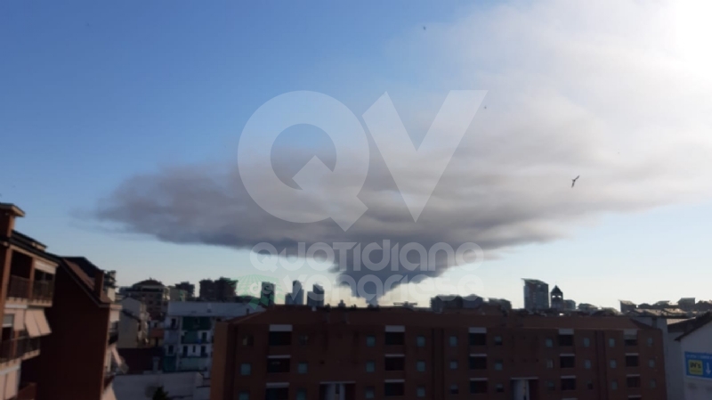 INCENDIO A SETTIMO - A fuoco una ditta, colonna di fumo visibile anche dalla tangenziale FOTO
