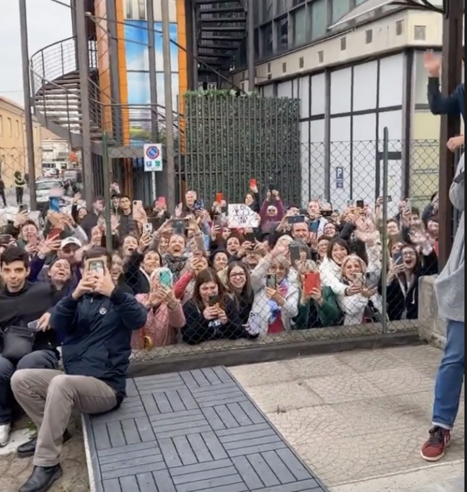 ALPIGNANO - Via Philips invasa di fans per l'arrivo a «Radio Manila» di Laura Pausini - FOTO