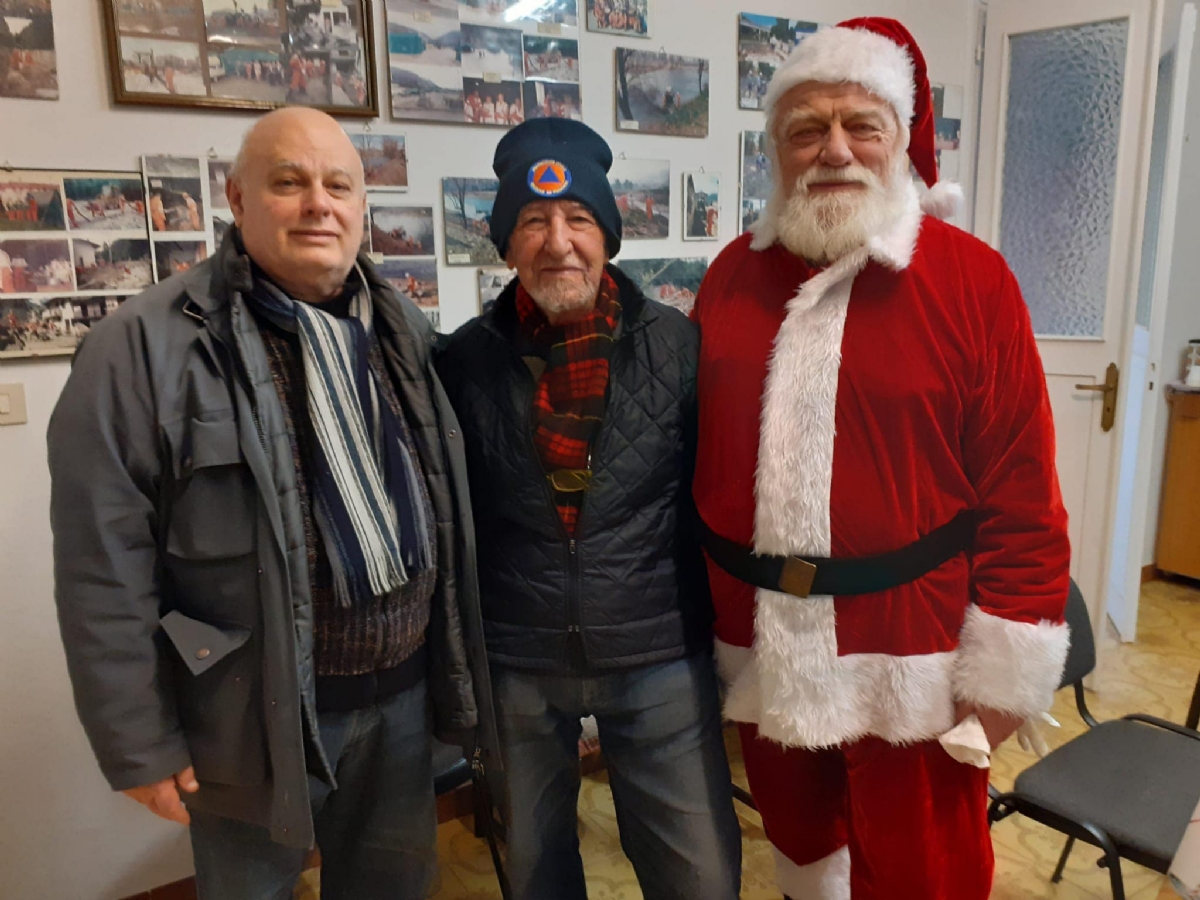 VENARIA - Il «grazie» di Babbo Natale e della Pro Loco a chi ha fatto tanto per la Città - FOTO