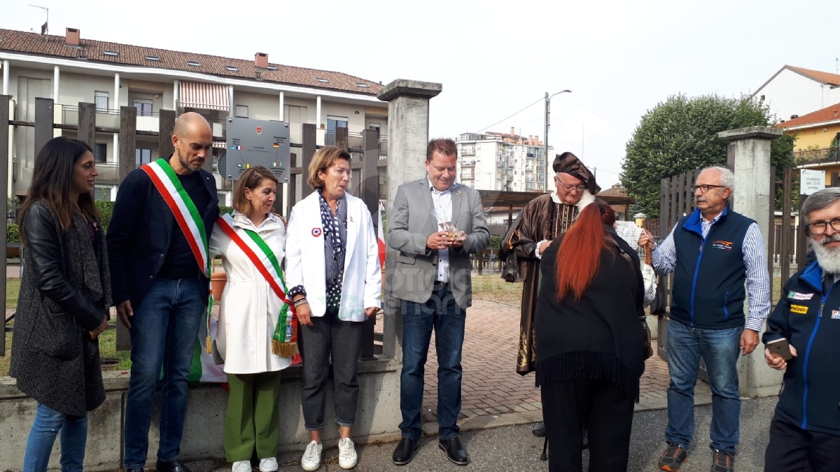 VENARIA - Intitolato alle «Città Gemellate» il giardino di viale Roma - FOTO