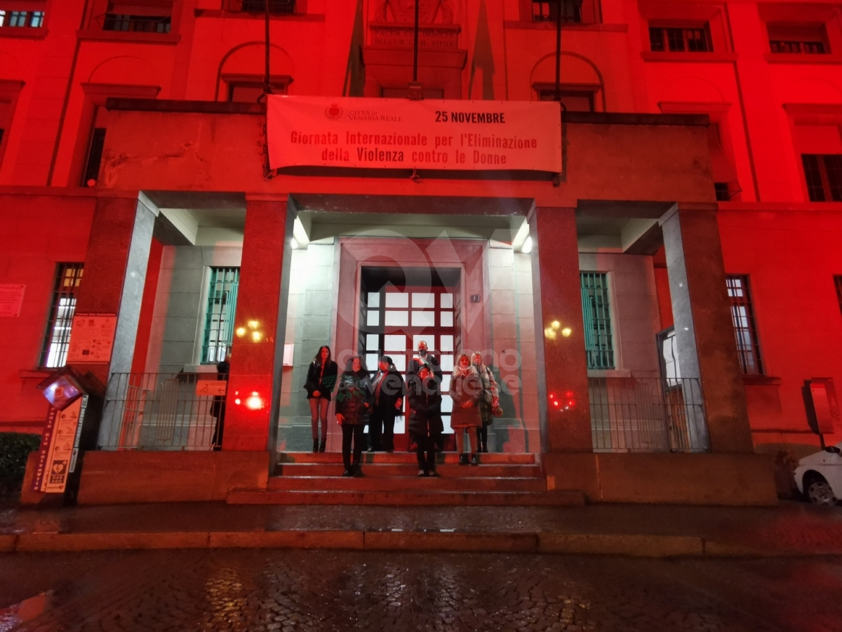 VENARIA - Panchine rosse, flash-mob, municipio «in rosso», dibattiti: le iniziative per dire «no» alla violenza contro le donne - FOTO