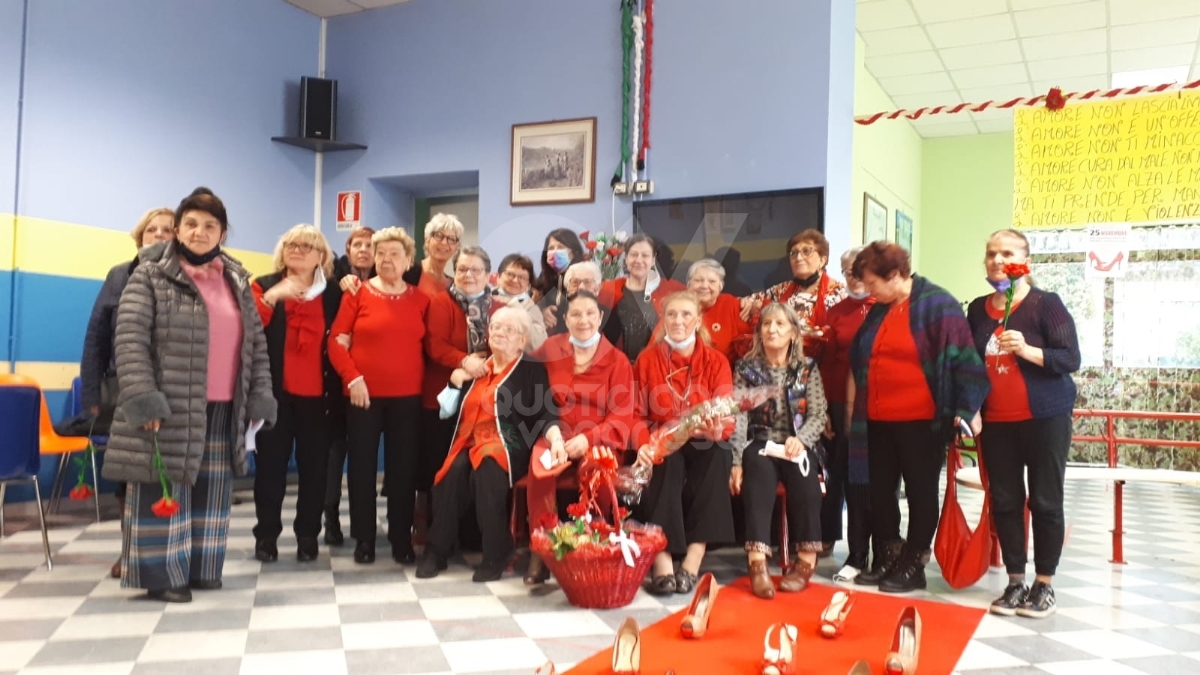 VENARIA - Panchine rosse, flash-mob, municipio «in rosso», dibattiti: le iniziative per dire «no» alla violenza contro le donne - FOTO