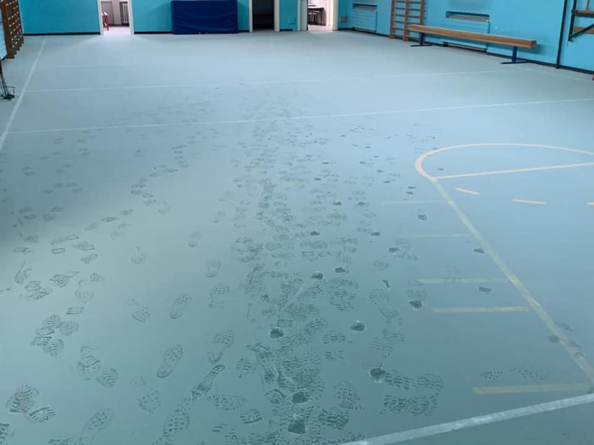 RIVOLI - Teppisti in azione alla primaria dell'IC Gozzano: scaricati gli estintori della palestra. Scuola chiusa per un giorno - FOTO