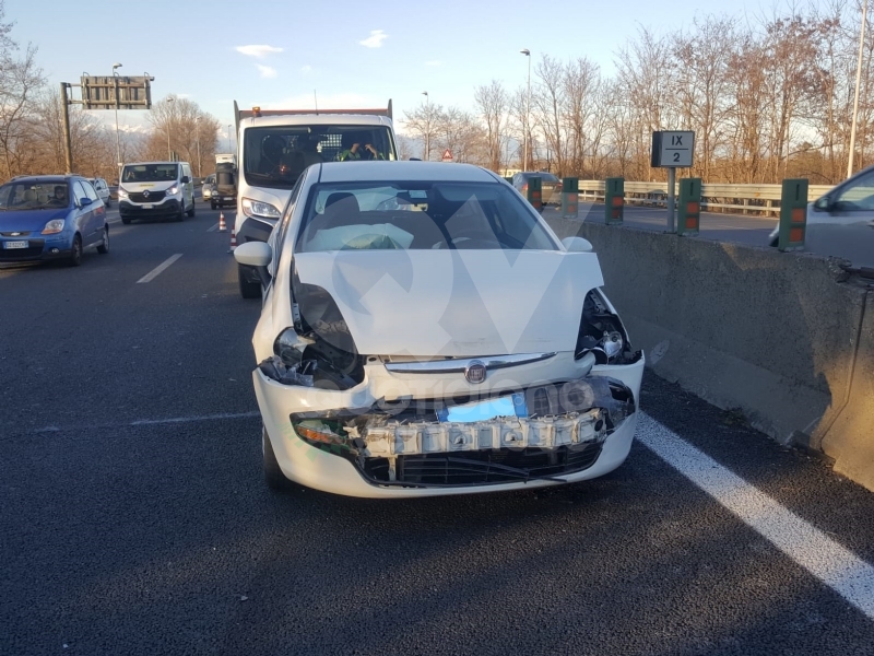 INCIDENTE SULLA TORINO-CASELLE - Camion si ribalta: tre feriti, caos e code sul raccordo - FOTO