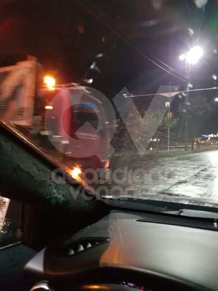 MALTEMPO - Albero e una insegna crollati sulle auto, strade allagate